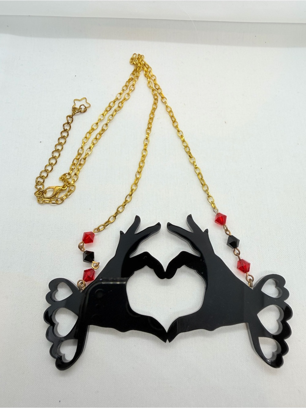 Queen of hearts acrylic hand necklace black red